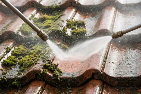 Professionele hogedrukreiniging van dakpannen met krachtige waterstraal
